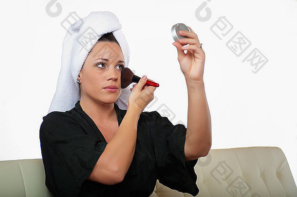 有吸引力的女人刷把化妆粉