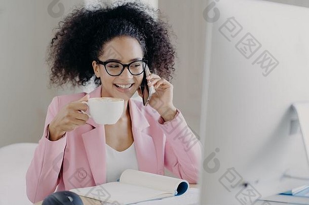 照片有吸引力的微笑女企业家享受芳香饮料持有白色杯子喝电话谈话穿着正式的outf