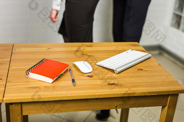 办公室工作场所笔记本关键字电脑鼠标木表格