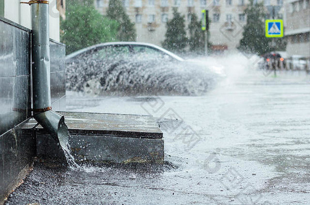 雨水流动金属排水管洪水溅汽车背景概念保护重倾盆大雨