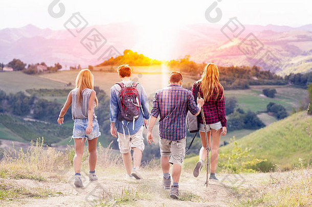 集团年轻的徒步旅行者走地平线山