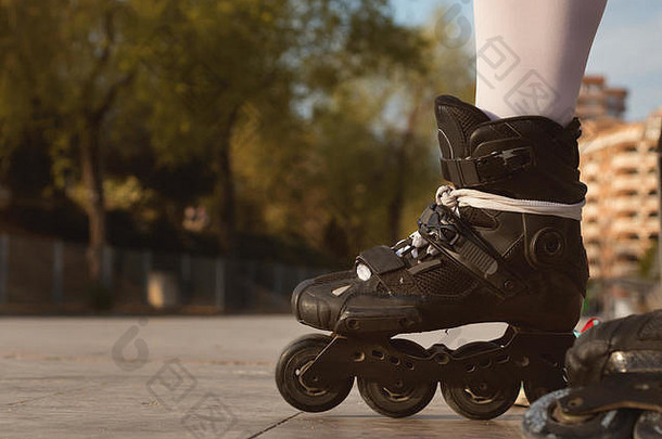 特写镜头黑色的内联溜冰鞋俯瞰公园焦点背景