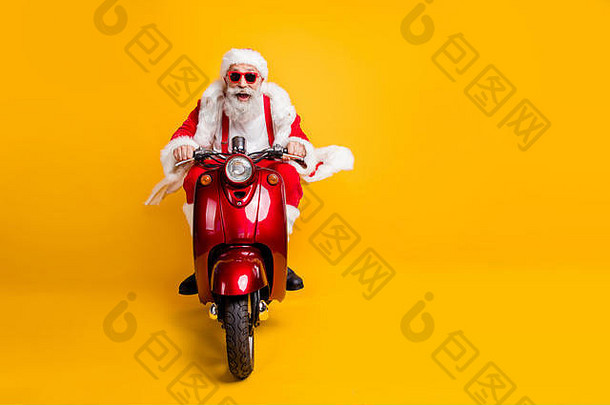完整的长度照片疯狂的时髦的圣诞老人老人红色的他开车摩托车骑快快点x-mas诺埃尔庆祝活动穿衬衫背带裤孤立的