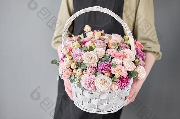 小花商<strong>店</strong>花交付花安排柳条篮子美丽的花束混合花女人手英俊的新鲜的花束