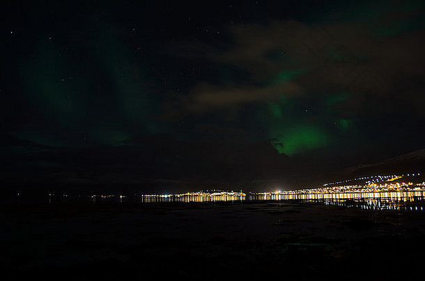 极光北欧化工北部灯雪山反光峡湾水鲸鱼岛北部挪威晚些时候秋天