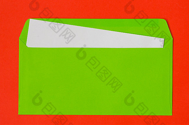 开放绿色信封空白纸红色的背景