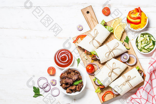 墨西哥卷饼玉米粉圆饼包装牛肉蔬菜白色木背景墨西哥厨房拉丁美国食物前视图复制空间