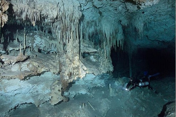 sidemount技术潜水员游泳独特的石灰石形成天然井dreamgate墨西哥