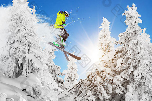 滑雪跑道运行下坡美丽的高山景观蓝色的天空背景免费的空间文本