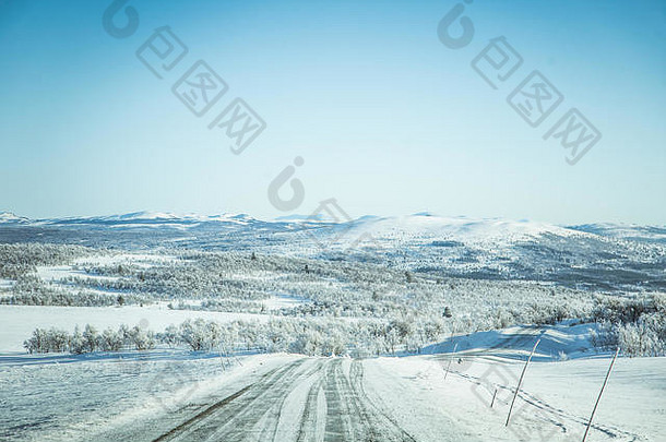 美丽的景观白色路挪威冬天