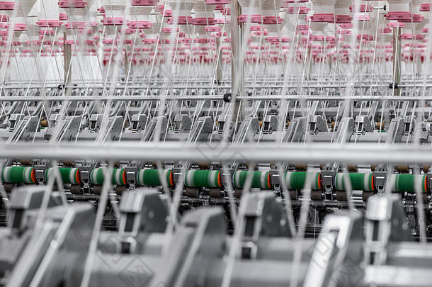 机械设备车间生产线程特写镜头室内工业纺织工厂