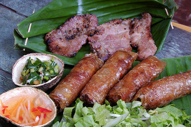 越南食物春天卷父亲先生烤肉美味的炸食物吃好沙拉鱼酱汁越南吃