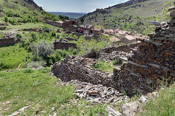视图格局楼上村属于马德里省西班牙小镇保存受欢迎的弧