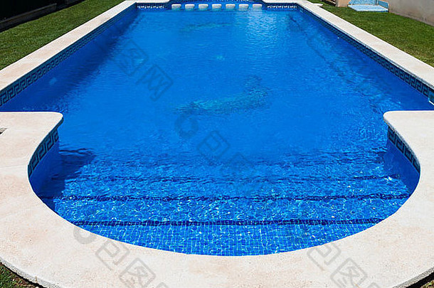 美丽的游泳池蓝色的水