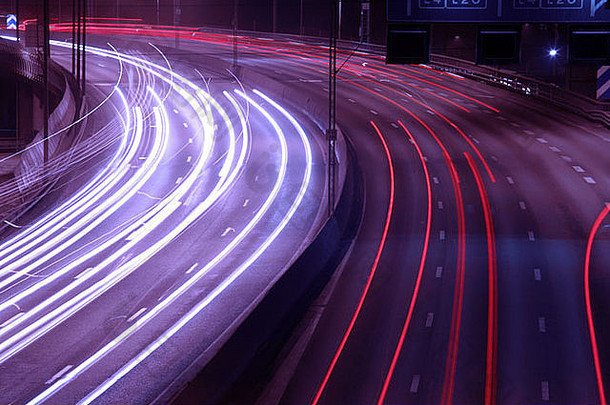 晚上时间拍摄超速行驶交通高速公路