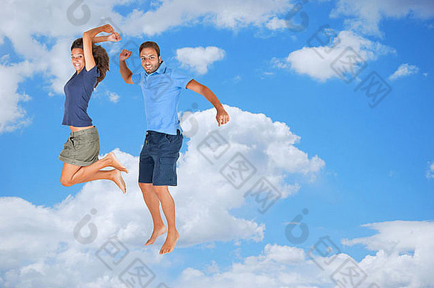 年轻的夫妇跳蓝色的天空背景