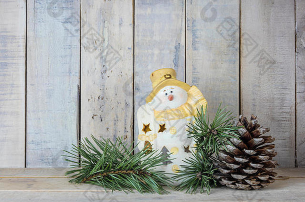 圣诞节装饰雪人小雕像松树装饰物木背景