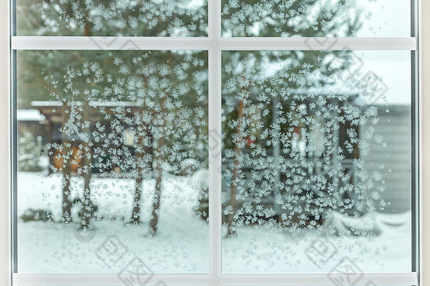冬天窗口滴水雪花窗口放