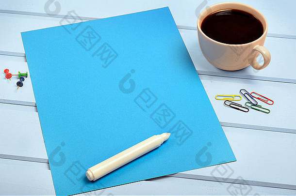 蓝色的纸白色标记咖啡杯表格