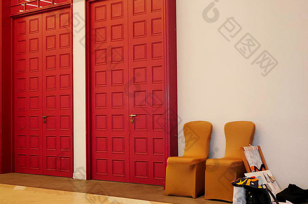 红色的通过经典风格白色墙背景内部大厅酒店曼谷泰国