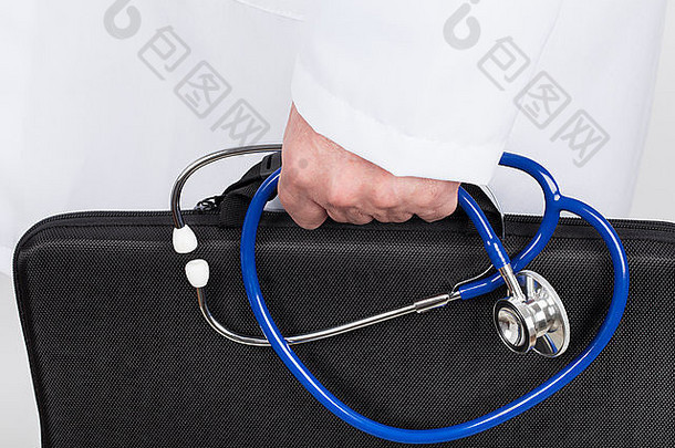 医生白色束腰外衣持有黑色的公文包听诊器手访问病人