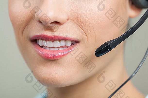 特写镜头微笑客户服务代表耳机