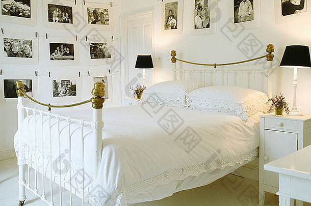 黑色的白色<strong>照片墙</strong>白色卧室黑色的灯一边古董黄铜床上