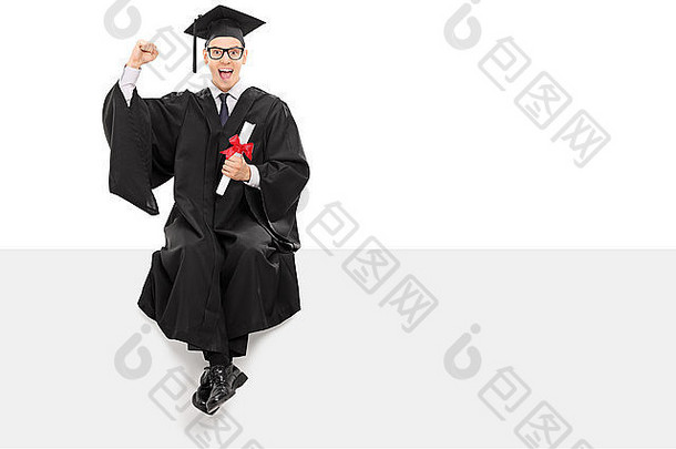 快乐大学研究生持有文凭坐着面板孤立的白色背景