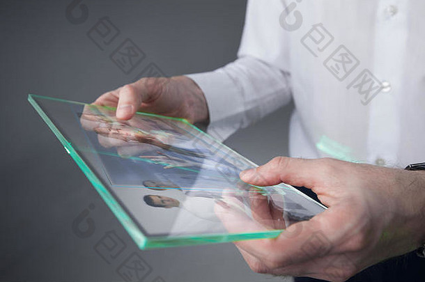 未来主义的平板电脑透明的显示人类手概念实际未来创新的想法