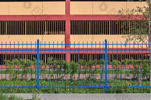 蓝色的栅栏背景粉红色的墙多级停车很多彼得堡阳光明媚的一天