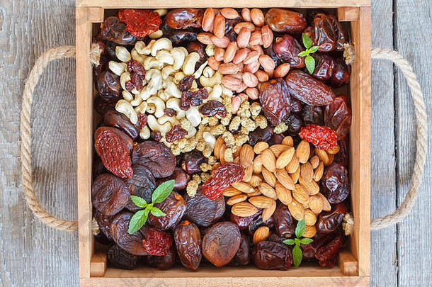 类型坚果干水果木盒子健康的饮食零食干水果坚果前视图