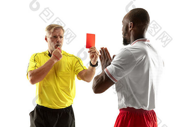裁判显示红色的卡不高兴非裔美国人足球足球球员游戏孤立的白色背景概念体育运动规则违反有争议的问题情绪
