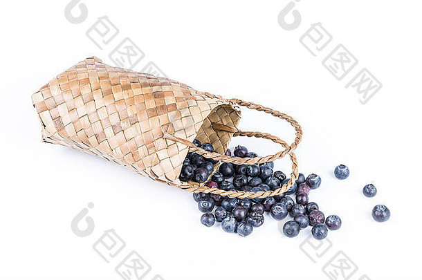 柳条篮子蓝莓隔离白色
