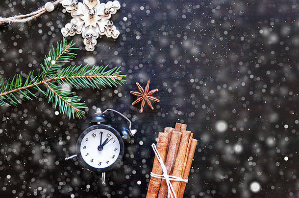 圣诞节一年作文框架使冬天对象冷杉分支点缀报警时钟黑暗黑色的背景平躺前视图复制空间圣诞节12月时间庆祝活动概念