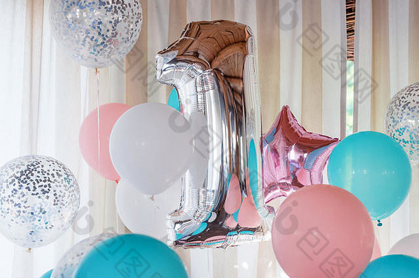 粉红色的银蓝色的充气气球丝带数量装饰生日聚会，派对金属设计气球