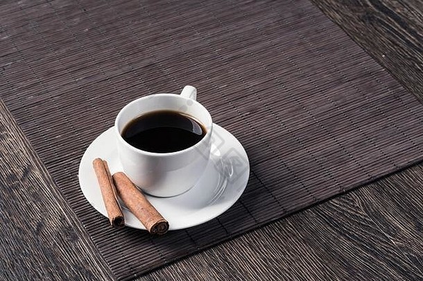 杯黑色的咖啡木表格