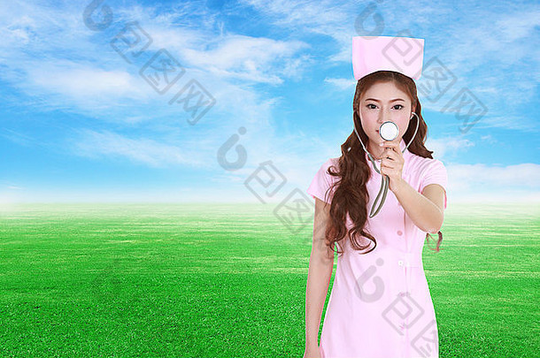 女护士听诊器绿色草场天空背景
