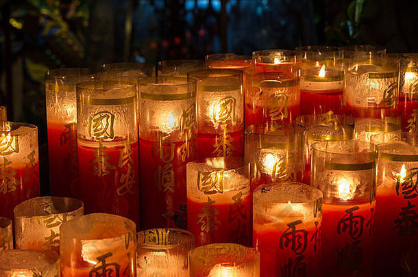 特写镜头燃烧蜡烛中国人字符