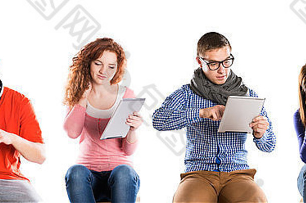 集团年轻的人平板电脑孤立的白色背景
