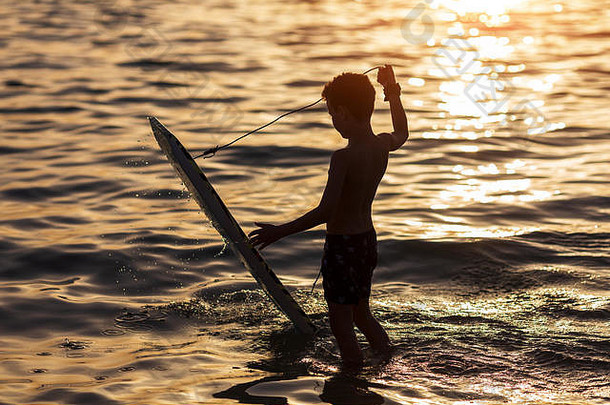 少年冲浪板背景海洋波
