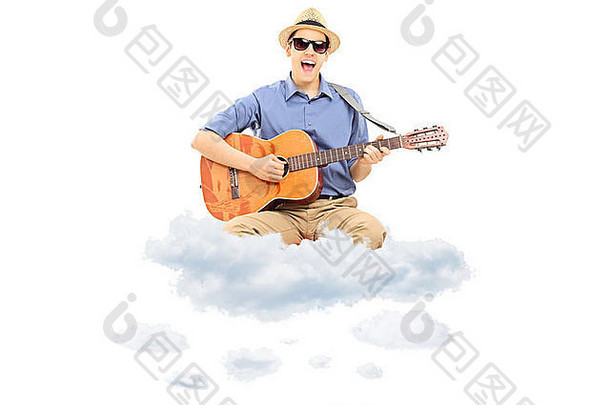 年轻的男人。玩声吉他浮动云