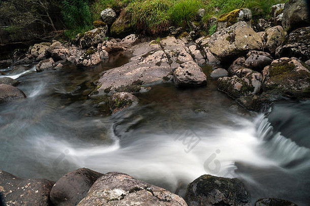 美丽的清洁流动水河肚子佩思郡苏格兰