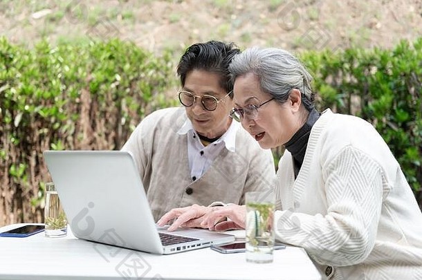 亚洲上了年纪的夫妇移动PC