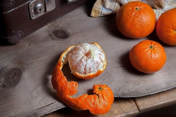 新鲜的橙色普通话橙子橘子柑橘柑橘类水果水果一半去皮木董事会