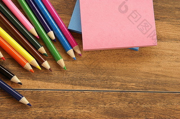 多个彩色的铅笔记事本木表面风格背景