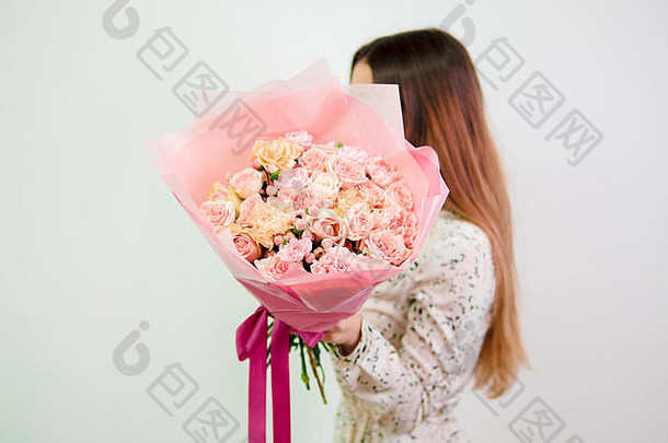 美丽的花束粉红色的花女人手不错的微妙的精致的粉红色的花束玫瑰石竹类植物金丝桃属植物丁香浅景深复制空间文本