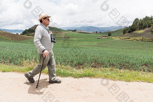 回去博亚卡哥伦比亚4月男人。走路径包围威尔士洋葱字段