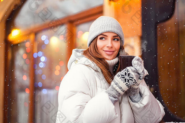 在户外生活方式时尚肖像惊人的女孩走假期城市微笑喝咖啡享受生活穿时尚的外套灰色的他节日情绪