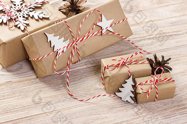 圣诞节礼物盒子装饰木背景