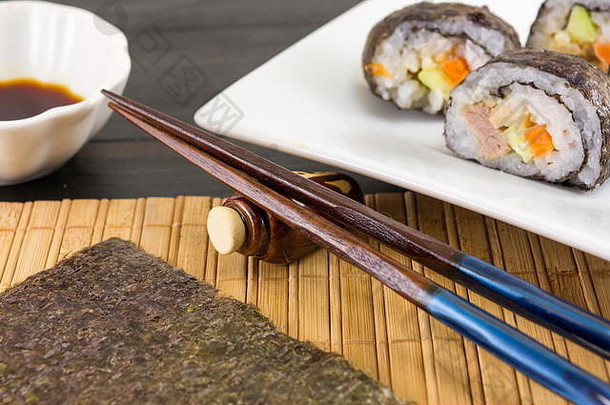 木筷子准备好了吃寿司